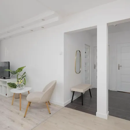 Spacious Two Bedroom With Bathtub By Renters Apartment