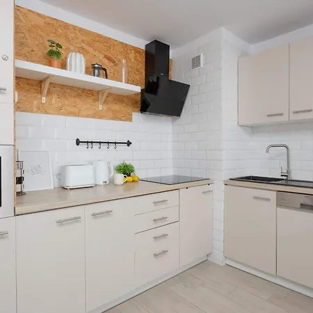 Apartment Spacious Two Bedroom With Bathtub By Renters