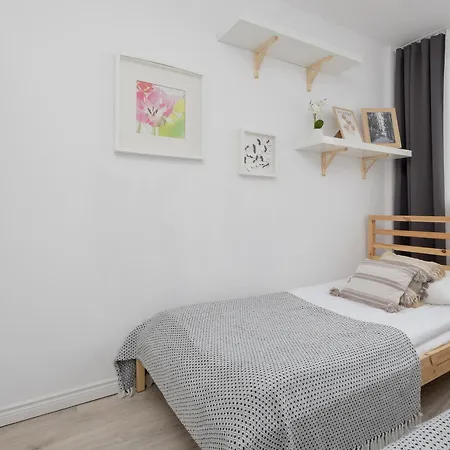 Apartment Spacious Two Bedroom With Bathtub By Renters