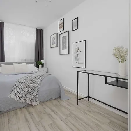 Spacious Two Bedroom With Bathtub By Renters Apartment *
