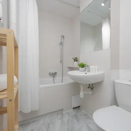 Spacious Two Bedroom With Bathtub By Renters Warsaw