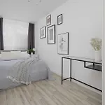 Spacious Two Bedroom With Bathtub By Renters 아파트 *