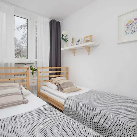 Spacious Two Bedroom With Bathtub By Renters Warschau