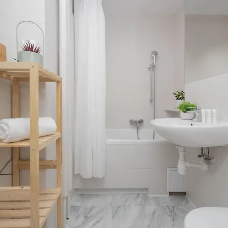 Spacious Two Bedroom With Bathtub By Renters Appartement Warschau