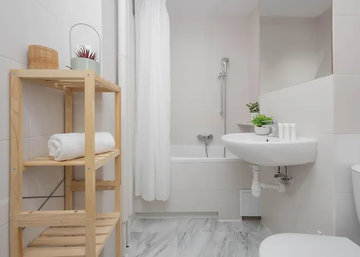 Spacious Two Bedroom With Bathtub By Renters شقة وارسو