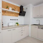 Apartment Spacious Two Bedroom With Bathtub By Renters