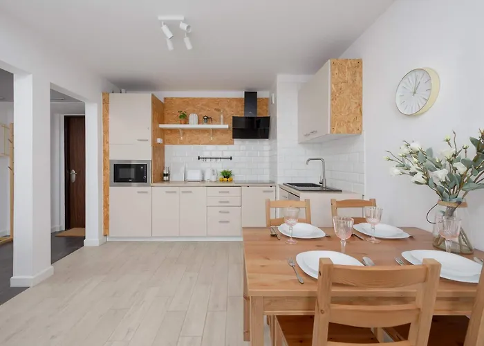 Spacious Two Bedroom With Bathtub By Renters Apartman