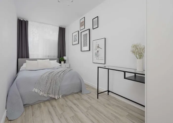 Spacious Two Bedroom With Bathtub By Renters Apartman *