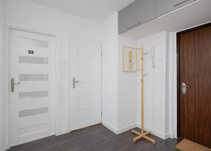 Spacious Two Bedroom With Bathtub By Renters Varsó