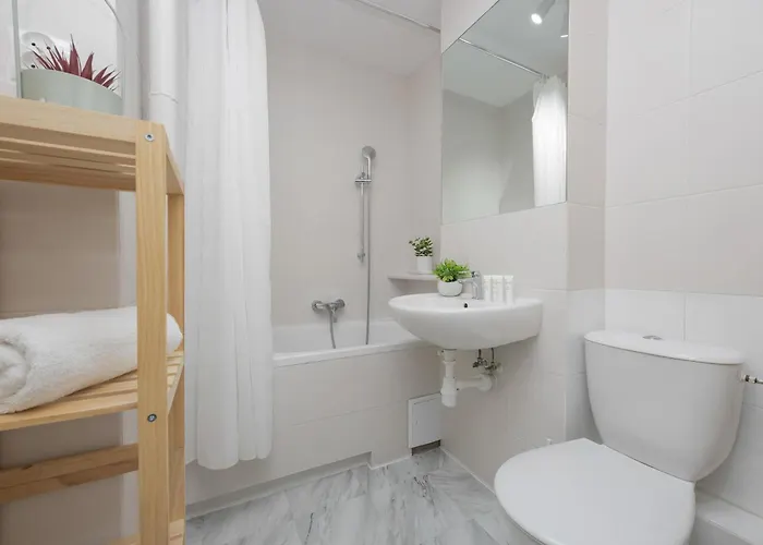 Spacious Two Bedroom With Bathtub By Renters Varsó